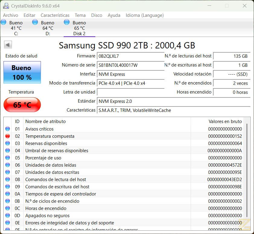 Captura de pantalla del software CrystalDiskInfo mostrando el estado de salud al 100% y una temperatura de 65 grados de una unidad SSD Samsung 990 de 2TB.