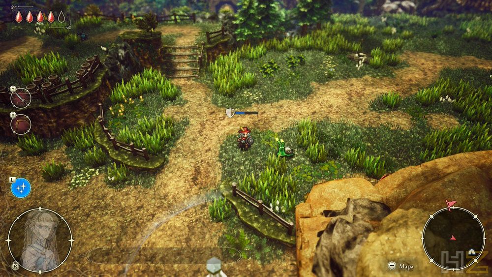 Vista aérea de un personaje en un camino de tierra rodeado de vegetación exuberante y vallas de madera en un videojuego de rol.
