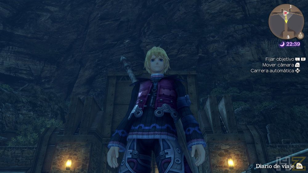 Personaje caminando por un puente de piedra iluminado por farolas durante la noche en Xenoblade Chronicles Definitive Edition.