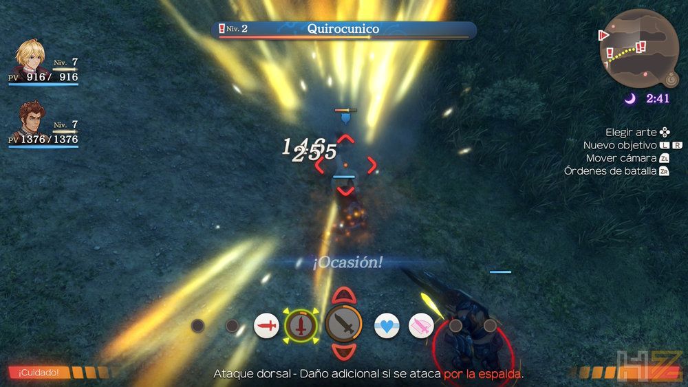 Captura de pantalla de un combate en Xenoblade Chronicles: Definitive Edition donde se aprecia la interfaz de usuario, iconos de habilidades y destellos dorados de un ataque especial contra un enemigo nocturno.