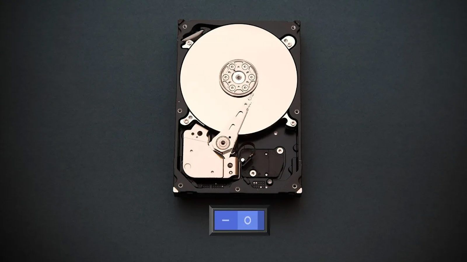 Interior de un disco duro mecánico (HDD) de 3,5 pulgadas, mostrando los platos magnéticos y el cabezal de lectura/escritura