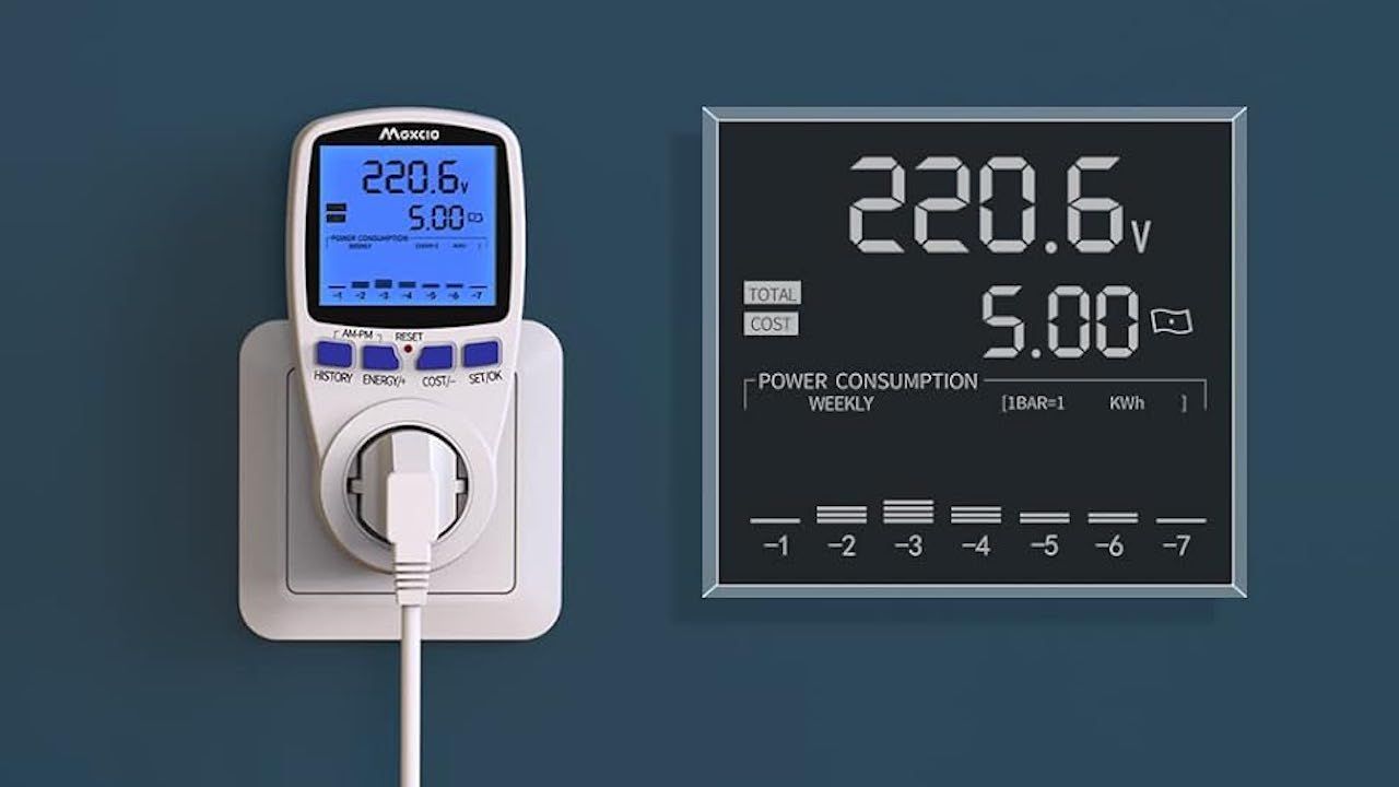 Medidor de consumo eléctrico enchufado a la pared mostrando una lectura de 220 vatios