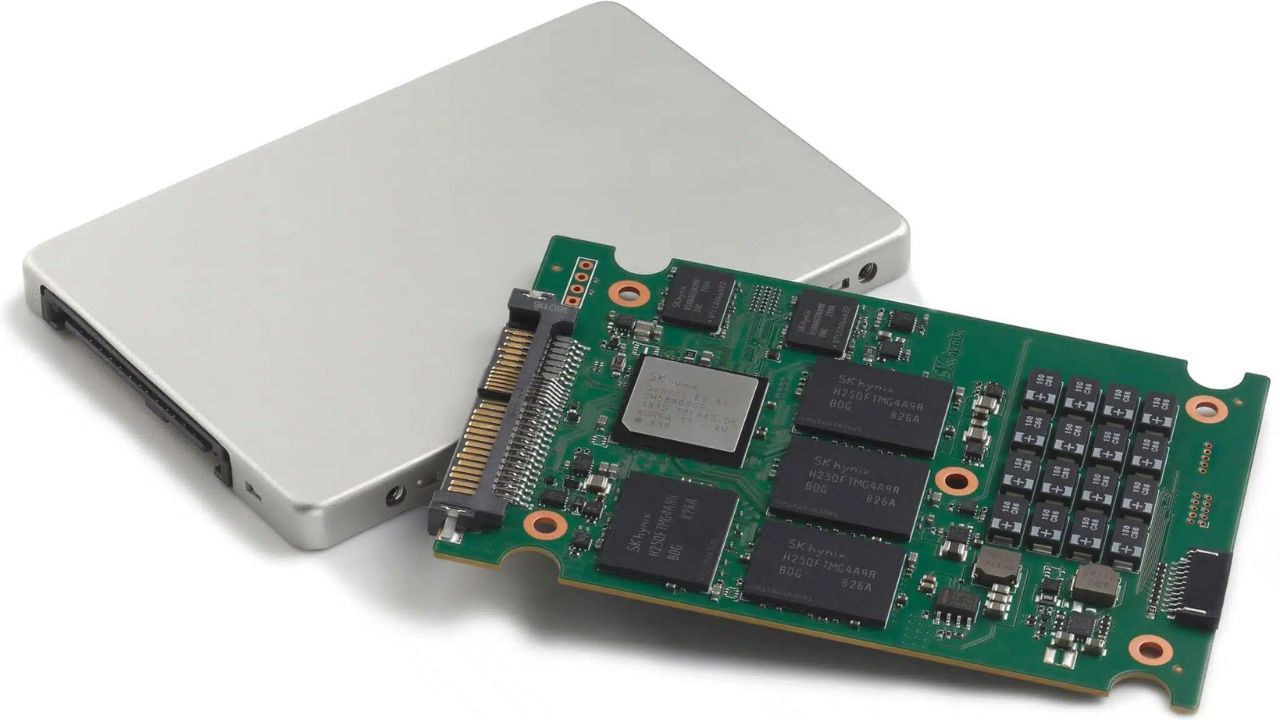 Placa de circuito impreso (PCB) de un SSD SATA de 2,5 pulgadas con los chips de memoria flash NAND visibles