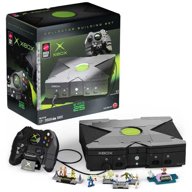 Set de construcción de Mattel que recrea la consola Xbox original con mando y figuras a escala.