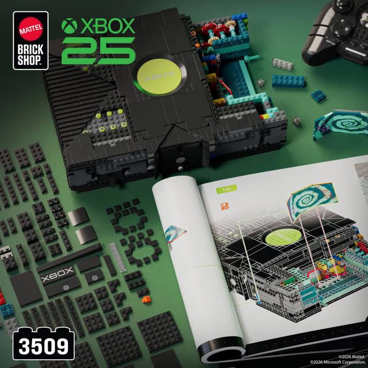 Set de construcción Mattel Brick Shop de una consola Xbox clásica a medio montar con manual de instrucciones y piezas sueltas.