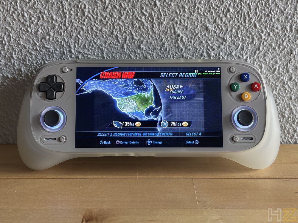 Consola portátil Retroid Pocket 5 ejecutando el menú de selección de región del juego Burnout 3.
